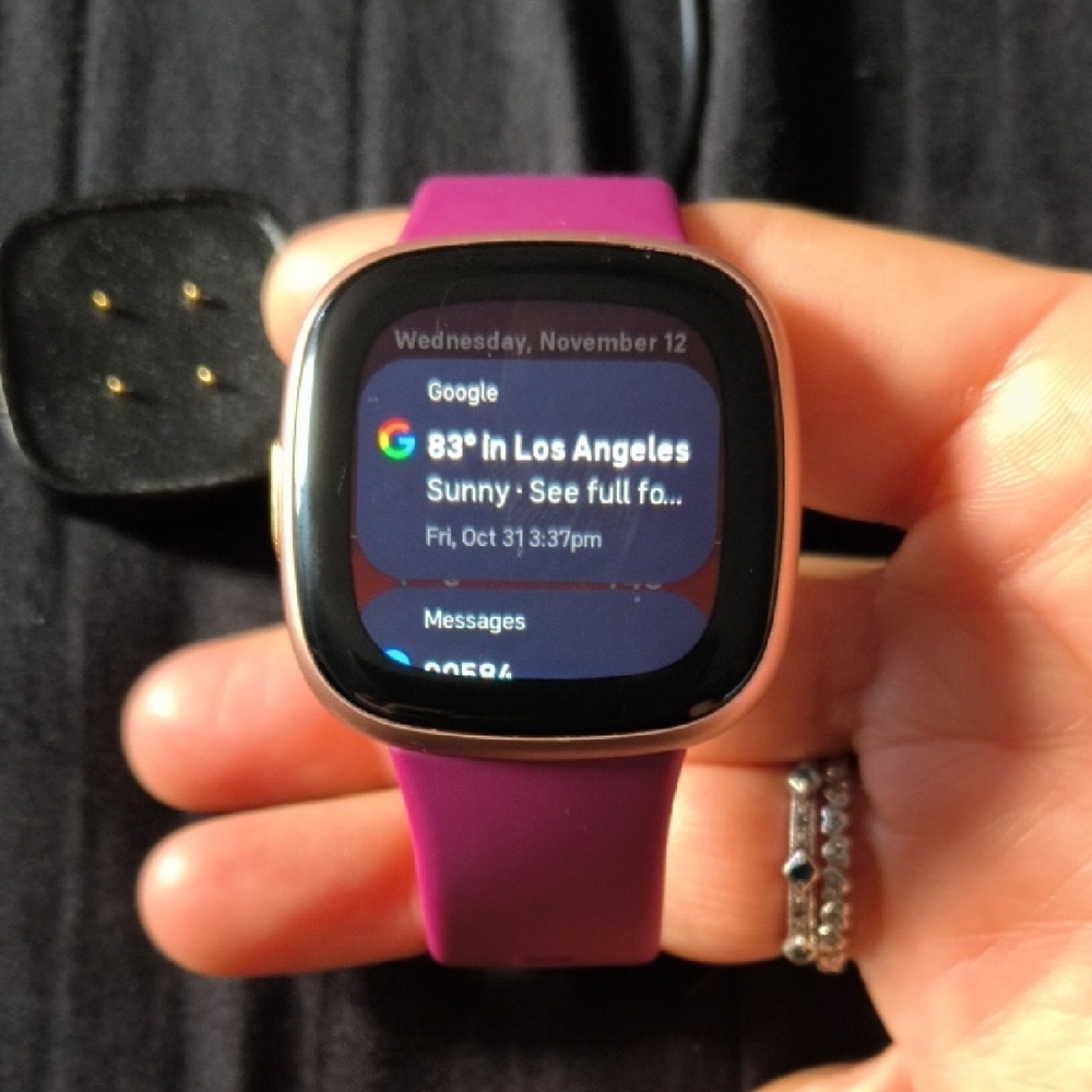 FITBIT VERSA 4 W/ 2 CHARGE CABLES - Picture 3 of 9